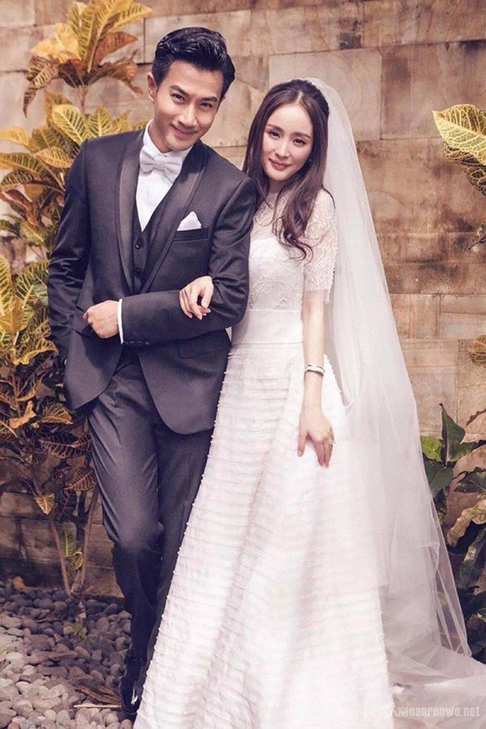  Tuy đã ly hôn nhưng khi nhắc đến những cặp đôi phim giả tình thật của showbiz Hoa ngữ, fan vẫn không ngần ngại nhắc đến Dương Mịch - Lưu Khải Uy. Cùng góp mặt trong "Như Ý", cả hai chính thức hẹn hò khiến fan hâm mộ vui mừng. Cặp đôi kết hôn và có một cô công chúa nhỏ đặt tên ở nhà là Tiểu Gạo Nếp. Một thời gian dài, cả hai liên tục vướng tin đồn chia tay, thậm chí Lưu Khải Uy còn bị chỉ trích vì ngoại tình khiến fan không khỏi lo lắng. Cuối năm 2018, cặp đôi tuyên bố ly hôn trong hòa bình và vẫn hỗ trợ nhau trong cuộc sống cũng như chăm sóc con gái Tiểu Gạo Nếp. 