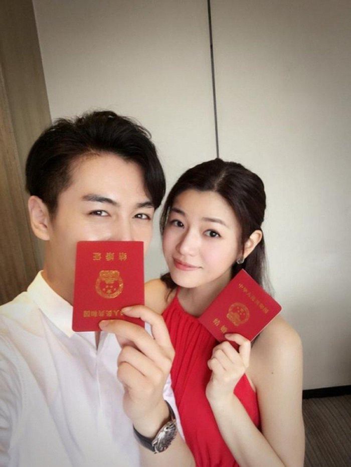  Mặc dù "Tân thần điêu đại hiệp" khiến Trần Nghiên Hy nhận hàng loạt những lời chê bai về nhan sắc bởi hình tượng "Cô cô đùi gà" nhưng lại giúp nữ diễn viên tìm được một nửa của mình - Trần Hiểu. Sau khi hợp tác trong bộ phim này, Trần Hiểu - Trần Nghiên Hy chính thức hẹn hò và kết hôn không lâu sau đó. Đôi vợ chồng trẻ đã có với nhau một cậu con trai rất đáng yêu. 
