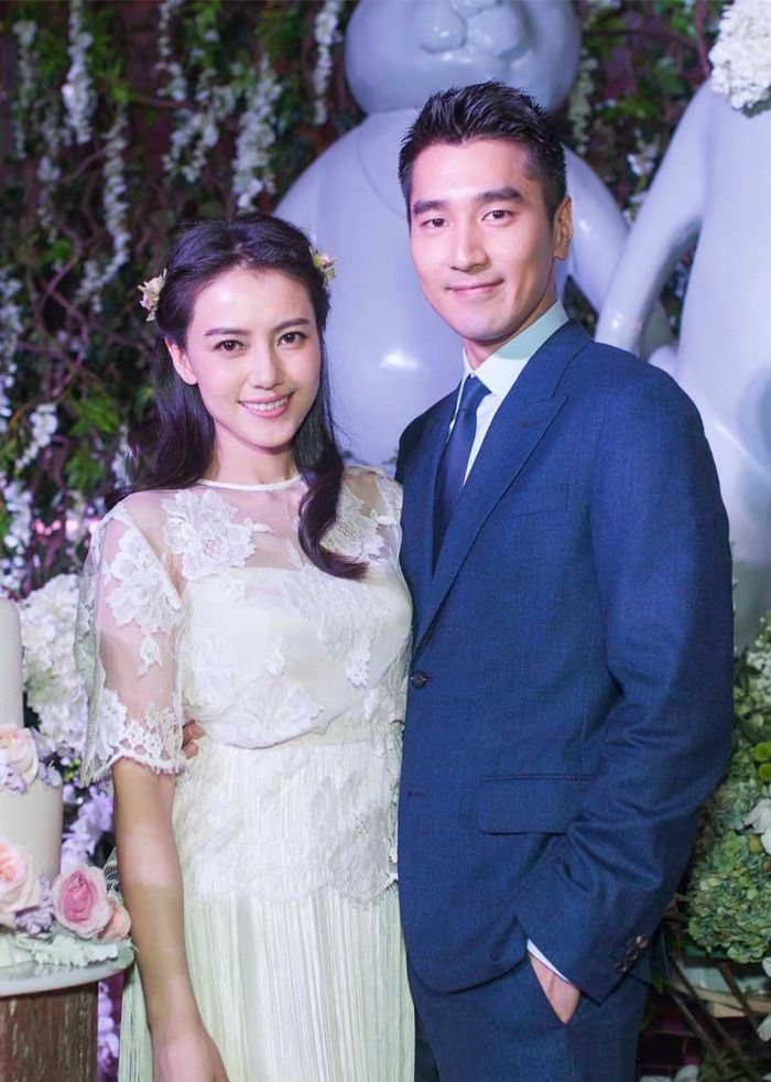  Có cái kết đau khổ trong phim "Tìm kiếm" giống Lưu Thi Thi - Ngô Kỳ Long trong "Bộ bộ kinh tâm" tuy nhiên, Cao Viên Viên - Triệu Hựu Đình cũng nên duyên vợ chồng vào năm 2014. Hơn 5 năm kết hôn, tình cảm của cặp đôi lệch tuổi vẫn mặn nồng như ngày đầu tiên khiến không ít khán giả ngưỡng mộ. Triệu Hựu Đình dù bận rộn với lịch quay ở phim trường nhưng luôn cố gắng dành thời gian cho vợ. 