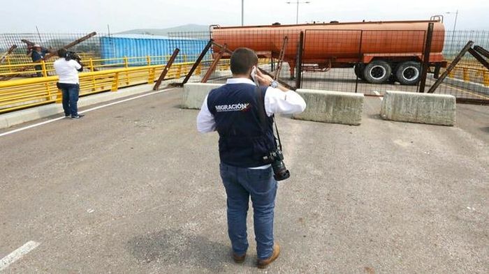 Nhà chức trách Venezuela dựng vật cản chặn đường hàng viện trợ nhân đạo từ Colombia. Ảnh: AFP.