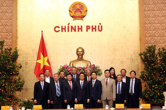 Phó Thủ tướng Vũ Đức Đam và các nhà khoa học tham gia đề án biên soạn Bách khoa toàn thư Việt Nam. Ảnh: VGP/Đình Nam