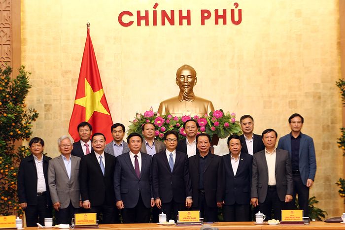 Phó Thủ tướng Vũ Đức Đam và một số thành viên Hội đồng Lý luận Trung ương. Ảnh VGP/Đình Nam