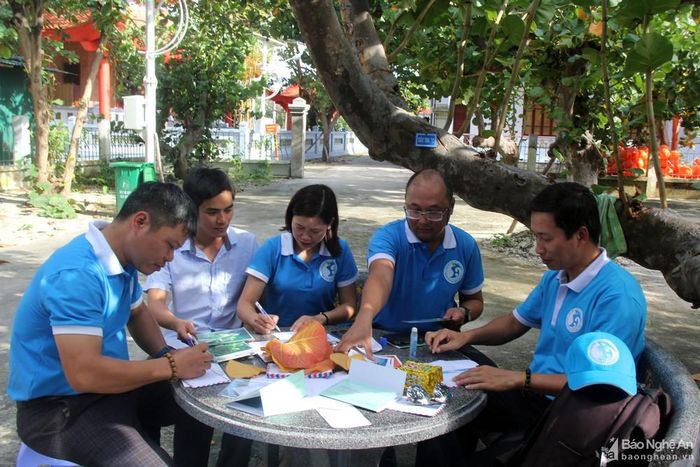 “Ngày hôm nay, chúng cháu được an nhiên học tập, sinh hoạt, vui chơi… hơn ai hết, cháu vô cùng biết ơn, tự hào, khâm phục các chú - những người anh hùng thầm lặng đang cống hiến, hy sinh hết mình, ngày đêm cầm chắc tay súng để bảo vệ lãnh thổ và chủ quyền của Tổ quốc hình chữ S thân yêu. Cháu biết, ở ngoài đó có lẽ các chú sẽ rất nhớ nhà, nhớ cha mẹ già và con thơ… Nhưng cháu cũng biết, tất thảy những điều đó sẽ không thể nào ngăn nổi bước chân cứng cáp đi bảo vệ Tổ quốc của các chú. Cháu tin là như vậy! Cháu tin ở các chú! Cháu hứa sẽ học tập thật tốt để sau này có thể trở thành con người có ích cho xã hội, cho Tổ quốc…”, một lá thư khác của một học sinh lớp 8 quê Thái Nguyên có đoạn viết. Trong ảnh, các thành viên Câu lạc bộ Tuổi trẻ vì biển đảo quê hương là nơi sẽ nhận thư của các em học sinh để chuyển tới Trường Sa, sau đó nhận thư phản hồi từ Trường Sa gửi về đất liền.
