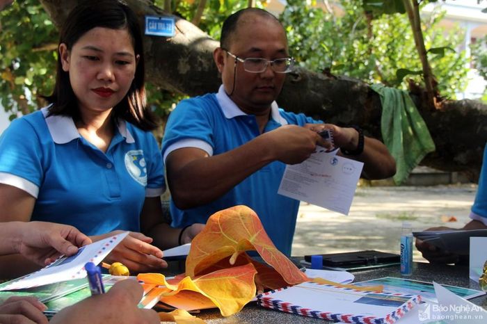 Những lá thư do cán bộ, chiến sỹ trên đảo viết gửi về đất liền cũng sẽ được gửi qua câu lạc bộ này. Trong mỗi phong thư đều được kèm theo những chiếc lá bàng, biểu tượng ở quần đảo Trường Sa.
