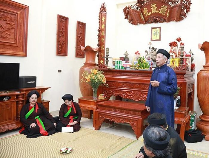 Nghệ nhân Nguyễn Văn Chiến, chủ canh hát có đôi lời mở đầu cuộc hát