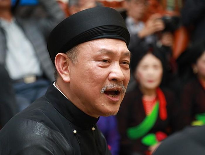 Họa sĩ Đỗ Dũng say sưa hát đối