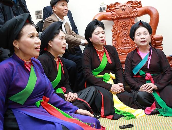 Các liền chị phiêu trong ánh trăng của bài "Nguyệt gác mái đình"