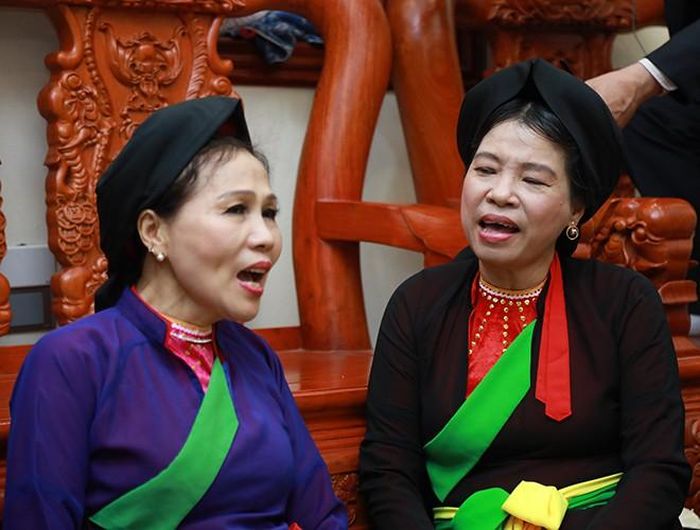 Đôi liền chị quan họ đang say sưa với bài "Thiết tha"