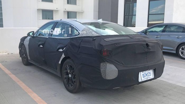 Đuôi xe được thiết kế nhô cao hơn các sedan bình thường.