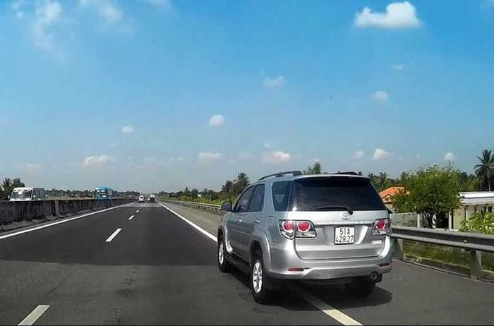 Làn ngoài cùng bên phải trên cao tốc vốn dành cho xe dừng khẩn cấp khi gặp sự cố, tuy nhiên có rất nhiều tài xế không biết hoặc biết nhưng cố tình vi phạm