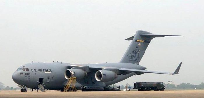 C-17 chở theo xe bồn chở nhiên liệu hạ cánh tại Nội Bài. Ảnh: TB.