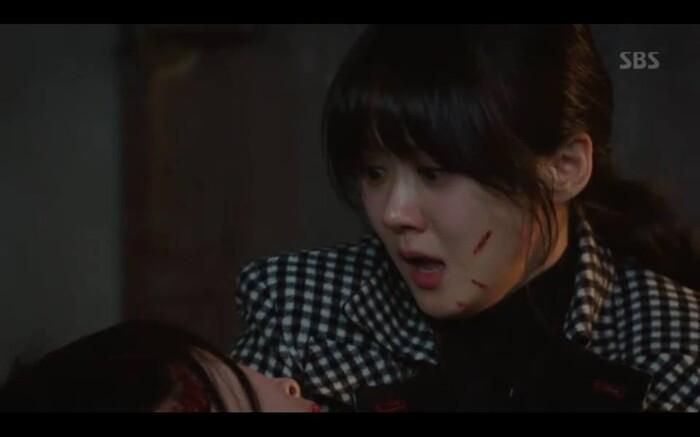 Nhưng được Yoo Ra đỡ.