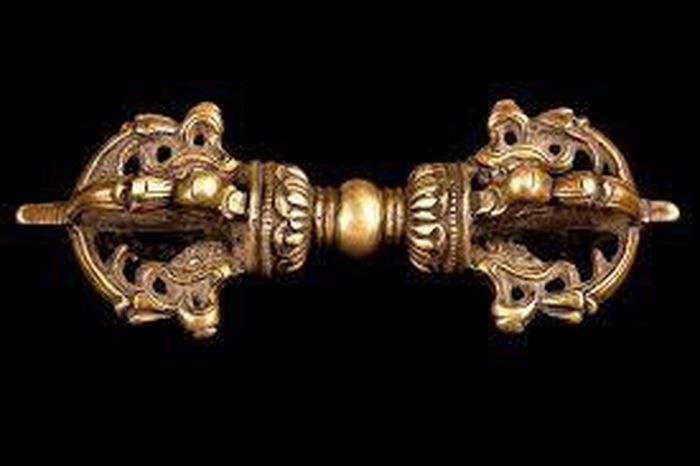Bên cạnh Vajra, lưỡi tầm sét còn có nhiều tên gọi khác nhau. Cụ thể, nó được người Tây Tạng gọi là Dorje, Nhật Bản gọi là kongose, Trung Quốc gọi là dzigansi và Mông Cổ là Ochir.