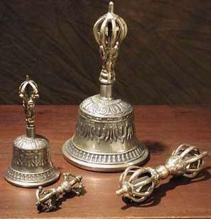 Vajra có thể phá hủy bất cứ thứ gì từ làng mạc cho đến cả một thành phố. Vajra được mô tả có sức mạnh trấn áp ma quỷ đồng thời có khả năng chỉ đường. Vajra mang đặc điểm của ánh sáng nên nó có sức mạnh phá tan bóng tối và không bị bất cứ thứ gì hủy diệt.