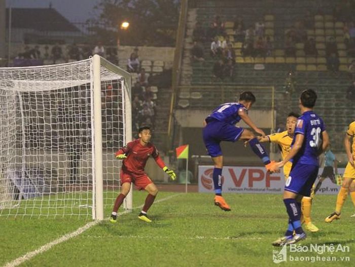 Nguyên Mạnh chơi xuất thần trong ngày trở lại sân cỏ. Ảnh: Xuân Thủy