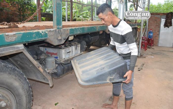Mến thực nghiệm hành vi trộm bình ắc quy một ô-tô tải.