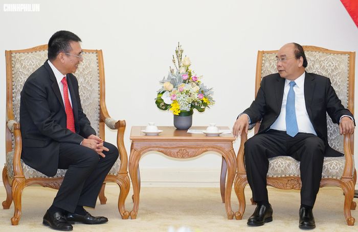 Thủ tướng Nguyễn Xuân Phúc tiếp ông Roongrote Rangsiyopash, Chủ tịch kiêm Tổng Giám đốc Tập đoàn SCG. Ảnh: VGP/Quang Hiếu
