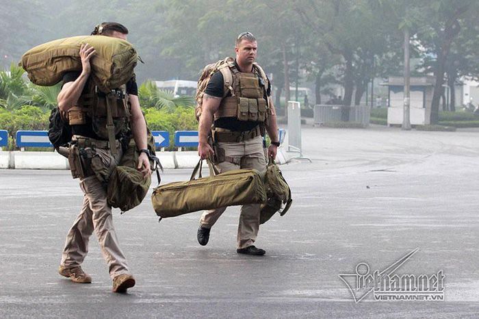 Các đặc vụ Mỹ mang theo vũ khí hạng nặng để bảo vệ tổng thống. Ảnh: Vietnamnet. 