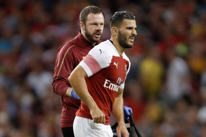 Sead Kolasinac dính chấn thương khá nặng trong trận thắng AFC Bournemouth.