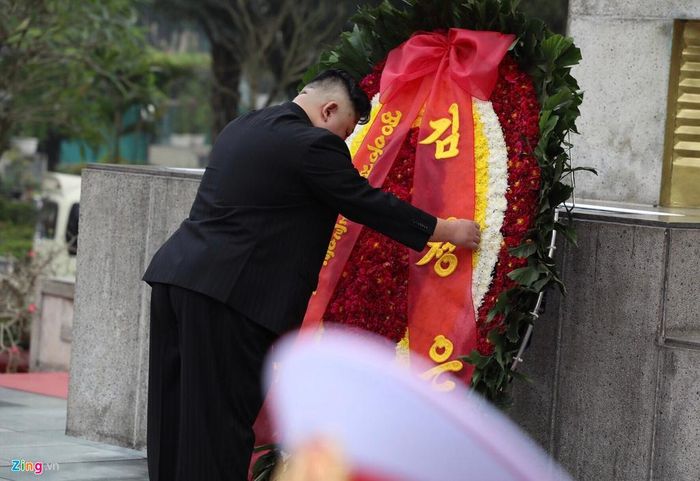 Chủ tịch Triều Tiên đích thân đặt vòng hoa tại đài tưởng niệm. Trong chiều 1/3, ông Kim đã gặp các lãnh đạo cấp cao của Việt Nam, sau lễ đón trọng thể tại Phủ chủ tịch.