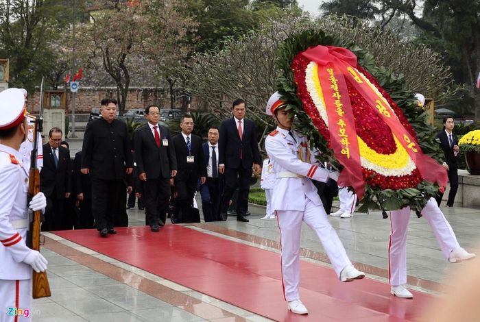 Chuyến thăm của ông im Jong Un lần đầu tiên một nhà lãnh đạo cấp cao nhất Triều Tiên thăm chính thức Việt Nam trong 60 năm qua. Cố lãnh đạo Kim Nhật Thành, ông nội của ông Kim Jong Un, từng thăm chính thức Việt Nam năm 1958.