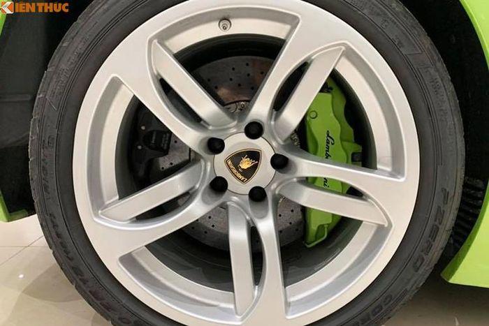 Ngoài màu sơn xanh cốm, siêu xe Lamborghini Murcielago LP640 đang được rao bán còn có vỏ gương, trần xe, khuếch tán cũng như lưới tản nhiệt sơn đen tạo điểm nhấn. Bộ mâm 5 chấu kép của xe sơn màu bạc với cùm phanh màu xanh "tông xuyệt tông" ngoại thất. 