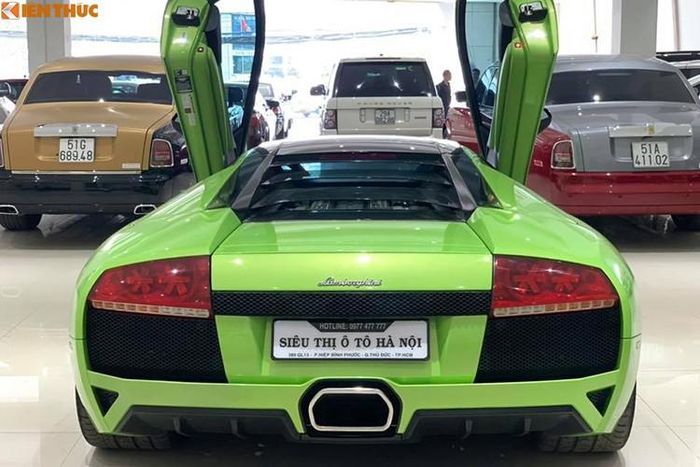 Ngoại thất của chiếc siêu xe Lamborghini Murcielago LP640 đang được rao bán với giá 9,8 tỷ đồng này sơ hữu màu sơn xanh Verde Ithaca. Màu sơn này còn được nhìn thấy trên 3 chiếc siêu xe Lamborghini Huracan LP610-4 tại thị trường Việt Nam.