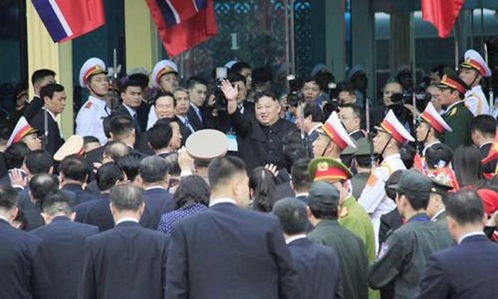 Ông Kim Jong Un nhiều lần vẫy chào người dân Việt Nam trước khi lên tàu bọc thép về nước ảnh: Trường Phong