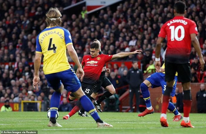 Andreas Pereira lập siêu phẩm cho M.U