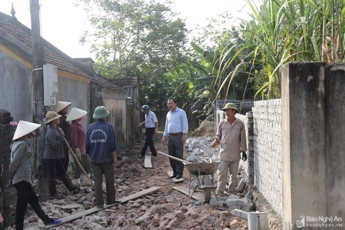 Cán bộ xã Quỳnh Diễn (Quỳnh Lưu) động viên người dân mở đường GTNT. Ảnh tư liệu
