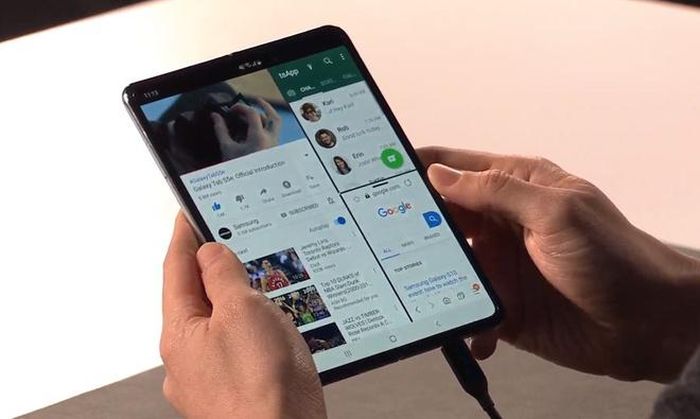 Tương lai, những mẫu điện thoại màn hình gập sẽ phổ biến. Ảnh: Samsung