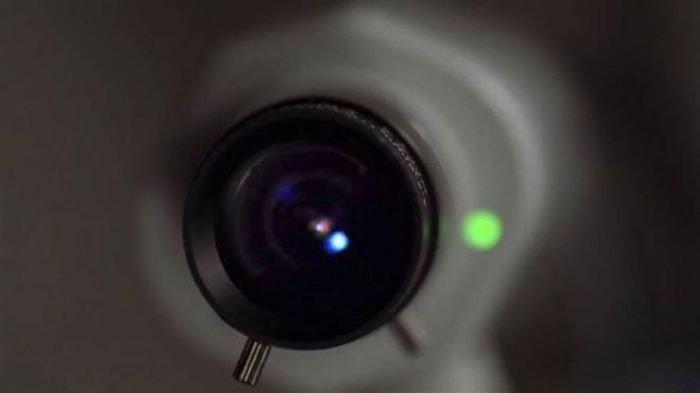 Camera ẩn ở những căn nhà Airbnb khiến khách du lịch lo ngại về quyền riêng tư của mình. Ảnh:WRCBtv