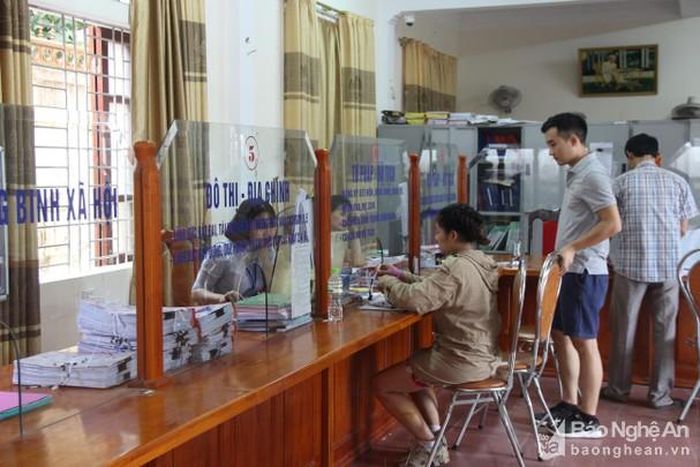 Quan tâm tạo điều kiện giải quyết các thủ tục cho người dân khi tiến hành sáp nhập phường, xã, khối, xóm. Ảnh: Mai Hoa
