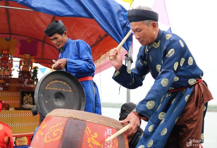 Lễ cầu ngư là một trong những điểm nhấn quan trọng trong lễ hội đền Thanh Liệt nên được chuẩn bị chu đáo và thu hút sự quan tâm của nhiều người.