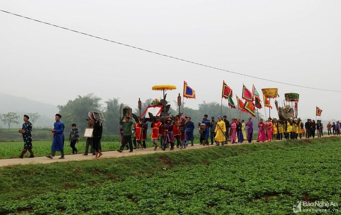 Trong khuôn khổ Lễ hội đền Thanh Liệt năm 2019, tại xã Hưng Lam huyện Hưng Nguyên, đã diễn ra lễ cầu ngư - một nghi lễ độc đáo của người dân vùng hạ lưu sông Lam. Buổi lễ cầu ngư bắt đầu bằng lễ rước thần từ đền Thanh Liệt ra sông Lam đi qua những bãi phù sa xanh mướt màu lạc Xuân.