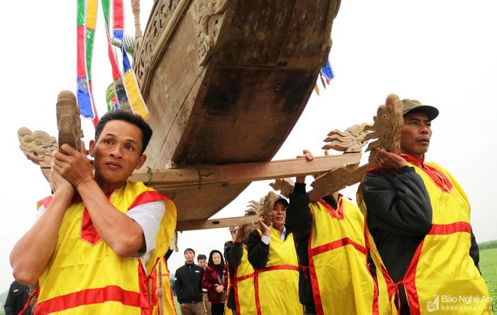 Chiếc thuyền cổ - biểu tượng của ngư dân vùng sông nước Lam giang có tuổi đời hàng trăm năm cũng được rước trong lễ cầu ngư.