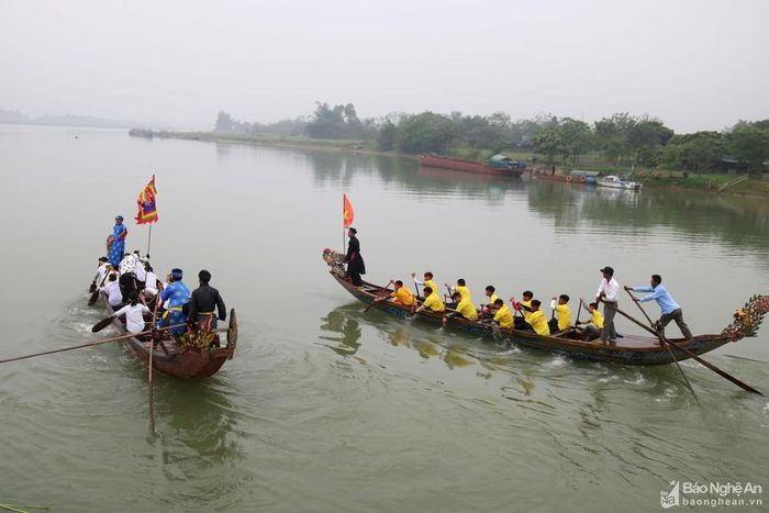 Cùng với đoàn rước bộ, hai chiếc thuyền rồng, mỗi thuyền do 12 nam, 12 nữ thanh niên chèo lái, vừa bơi trải, vừa gõ nhịp từ bến sông trước cửa đền, cũng khởi hành theo đoàn rước.
