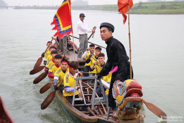 Trong quá trình diễn ra buổi lễ, hai chiếc thuyền rồng sẽ liên tục bơi vòng quanh đoàn thuyền làm lễ, vừa chèo, vừa "dô hò" sôi động.