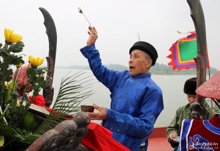 Đoàn rước sau khi bơi ngược sông Lam đến bãi Phủ (gần cầu Yên Xuân) làm lễ tế, lại xuôi dòng đến ngã ba sông nơi giao nhau giữa sông La và sông Lam thì neo thuyền tổ chức cầu ngư. Chủ tế thực hiện các nghi thức cúng thủy thần, hà bá... đặc trưng của miền sông nước. Tương truyền trong buổi lễ này còn có nghi thức rước hến, thả hến về sông, nên lễ hội đền Thanh Liệt từ xưa còn gọi là lễ rước hến.