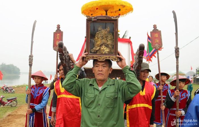 Đoàn rước mang theo đầy đủ đồ tế khí, lễ vật đặc sản của địa phương. Trong đoàn rước, chiếc mũ thờ - một cổ vật quý hiếm của đền được người dân trân trọng rước về nơi hành lễ.