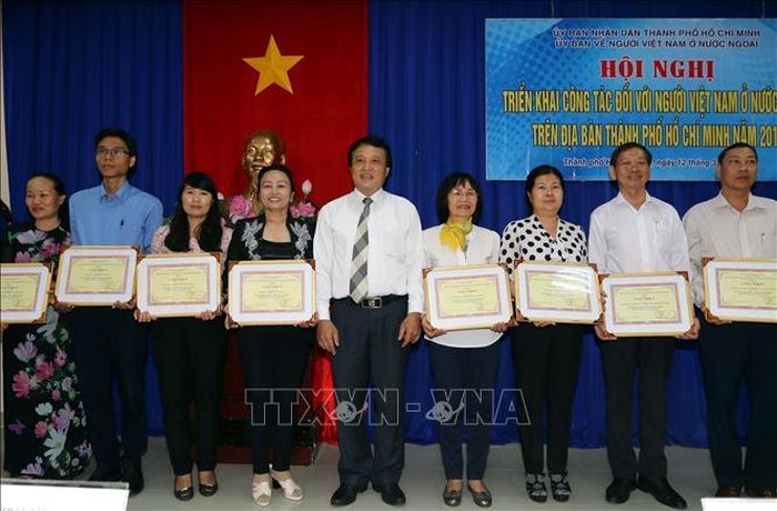Ông Phùng Công Dũng, Chủ nhiệm Ủy ban về Người Việt Nam ở nước ngoài TP Hồ Chí Minh trao giấy khen của Ủy ban cho các tập thể, cá nhân có thành tích xuất sắc.