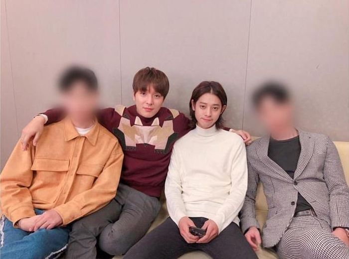  TV Chosun cũng cho biết Choi Jong Hoon vừa trải qua một cuộc điều tra. Ngay sau đó, công ty quản lý FNC phủ nhận. Công ty cho biết Choi Jong Hoon và Lee Jong Hyun (cũng bị nghi ngờ là thành viên trong nhóm chat) chỉ là bạn bè với Seungri, Jung Joon Young nhưng không ở trong nhóm chat. 