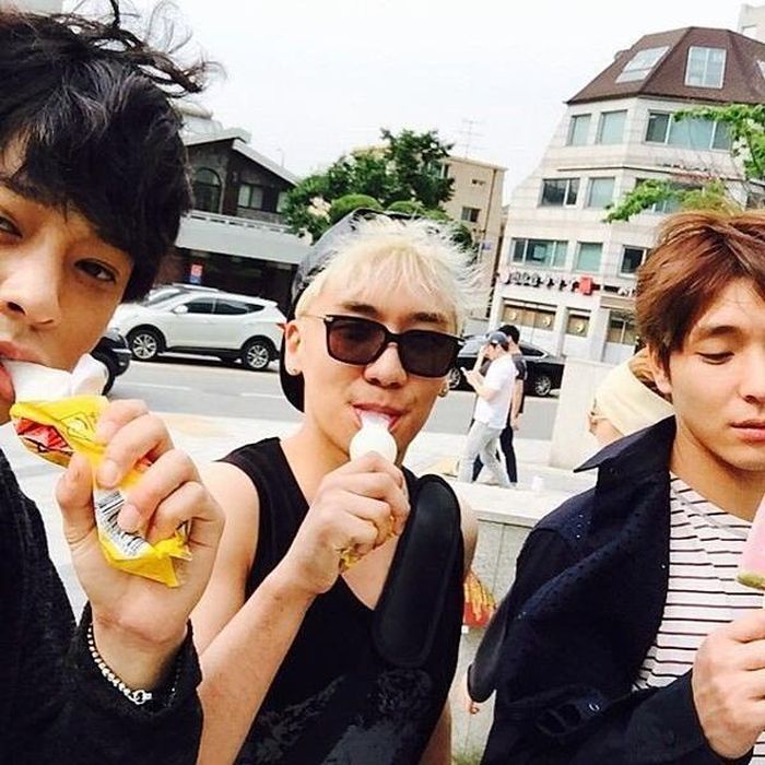  Qua những hình ảnh do Choi Jong Hoon chia sẻ, dư luận Hàn Quốc nhận định nam ca sĩ có mối quan hệ thân thiết với Seungri, Jung Joon Young. Họ thường xuyên đi chơi, đi du lịch cùng nhau. Năm 2017, bộ ba hợp tác mở một nhà hàng tại Nhật Bản. 