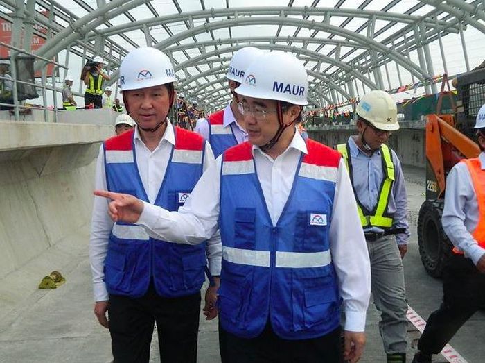  Bí thư Nhân chỉ đạo giải quyết những khó khăn cho dự án tuyến metro. (Ảnh: Huy Thịnh) 