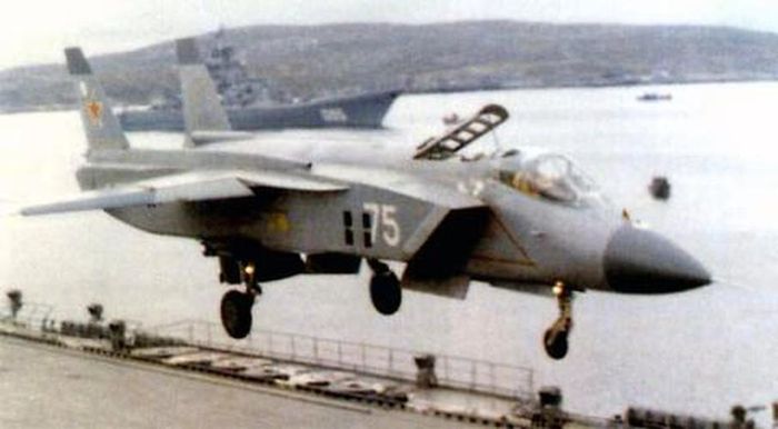  Để làm được điều này Yak-141 trang bị 3 động cơ, máy bay sẽ phun các luồng khí theo hướng đi xuống tạo góc 90° với mặt đất, cả ba động cơ sẽ cùng thực hiện thao tác này. 