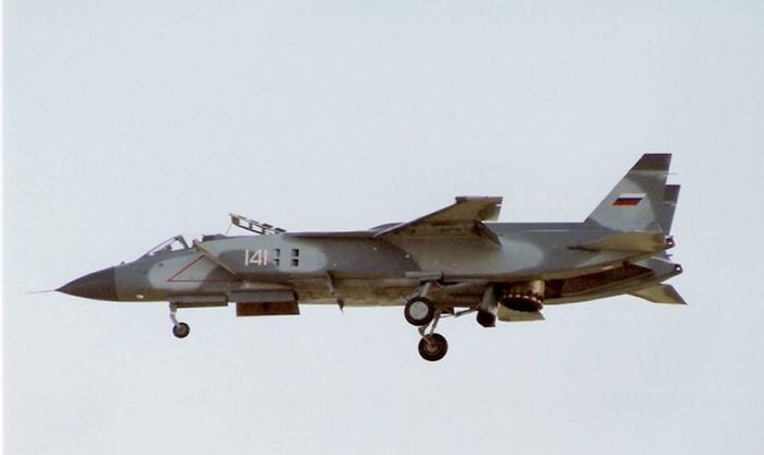  Yak-141 được thiết kế với khả năng cất và hạ cánh thẳng đứng. Điều mà chưa có một máy bay nào của Mỹ làm được cho tới khi xuất hiện F-35B gần đây. 
