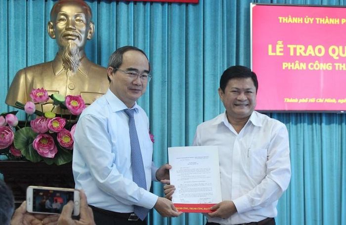 Bí thư Thành ủy Nguyễn Thiện Nhân trao quyết định phân công cho ông Huỳnh Cách Mạng. 