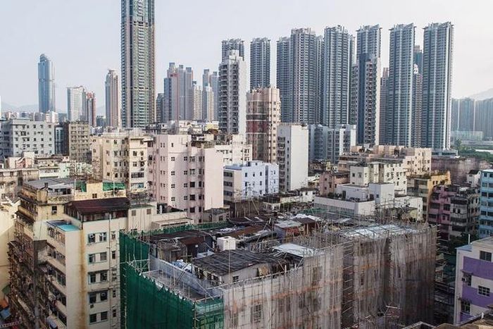 Các khu nhà ở cũ và mới nằm rải rác ở Hong Kong. Ảnh: AFP.