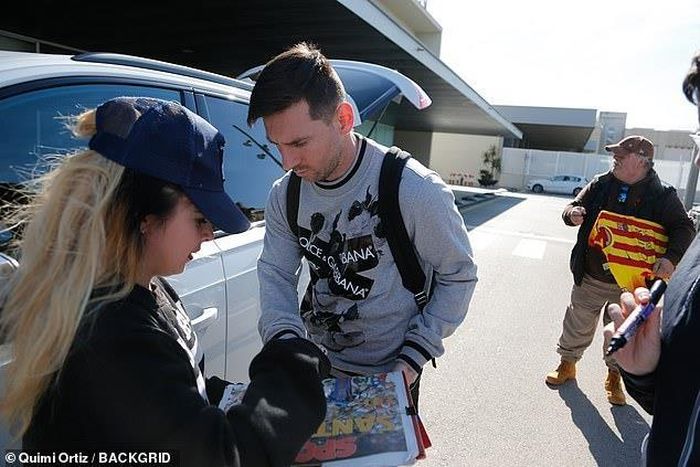  Mệt mỏi sau chuyến bay, nhưng Messi vẫn nán lại để ký tặng cho người hâm mộ đứng chờ anh bên ngoài sân bay. 