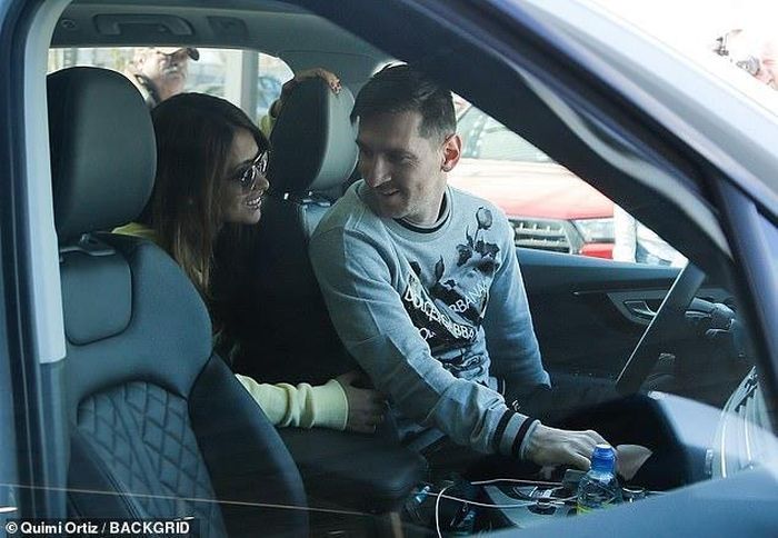  "El Pulga" chỉ nở nụ cười khi gặp lại bạn gái Antonella Roccuzzo. Cô lái xe đến sân bay rồi sau đó nhường vô lăng lại cho bạn trai nổi tiếng ở chặng đường về. 
